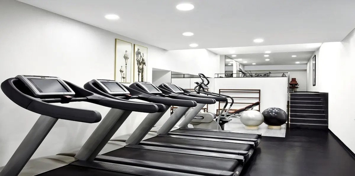 بالصور.. بناء صالة رياضية كاملة من الأشجار وقطع السيارات في روسيا