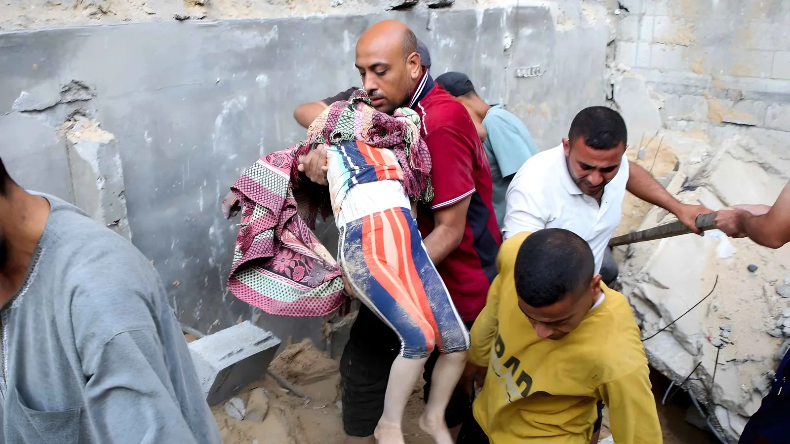 8 قتلى بقصف إسرائيلي على مدرسة تؤوي نازحين في جباليا النزلة (فيديو)