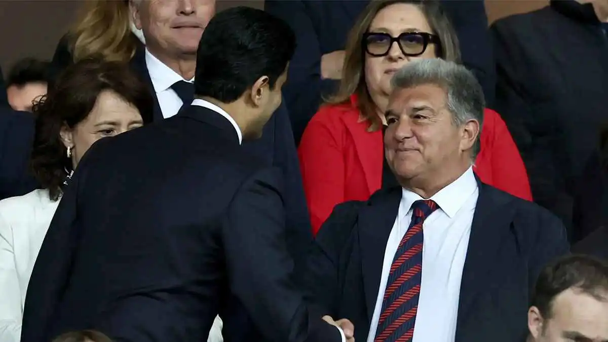 ناصر الخليفي يواسي لابورتا بعد خسارة برشلونة ضد سان جيرمان (فيديو)