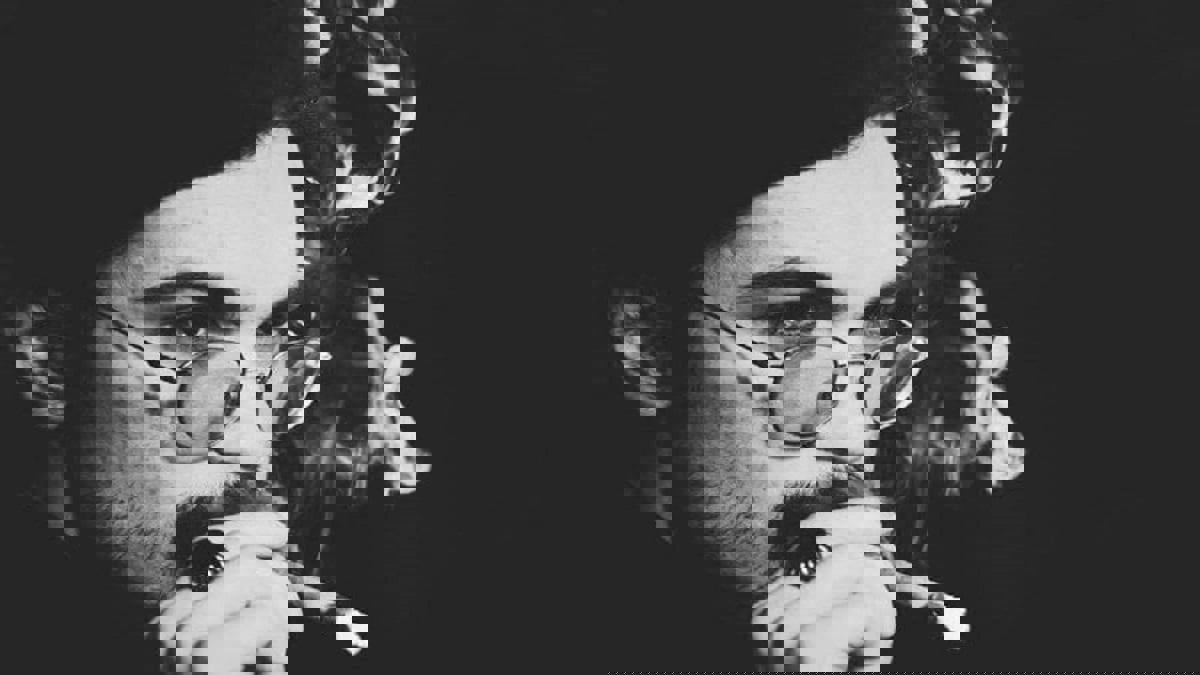 بسبب انحيازه للمتظاهرين .. النظام الإيراني يتهم شاعرا بـ"تشويش الرأي العام"