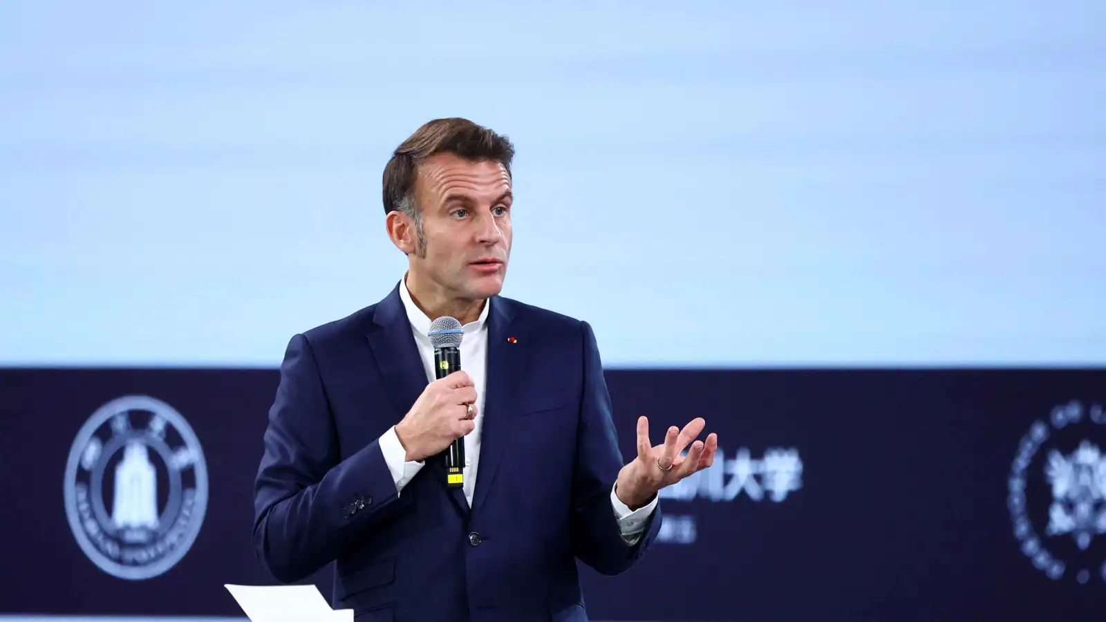 ماكرون يتجه لحظر وسائل التواصل الاجتماعي والهواتف في المدارس