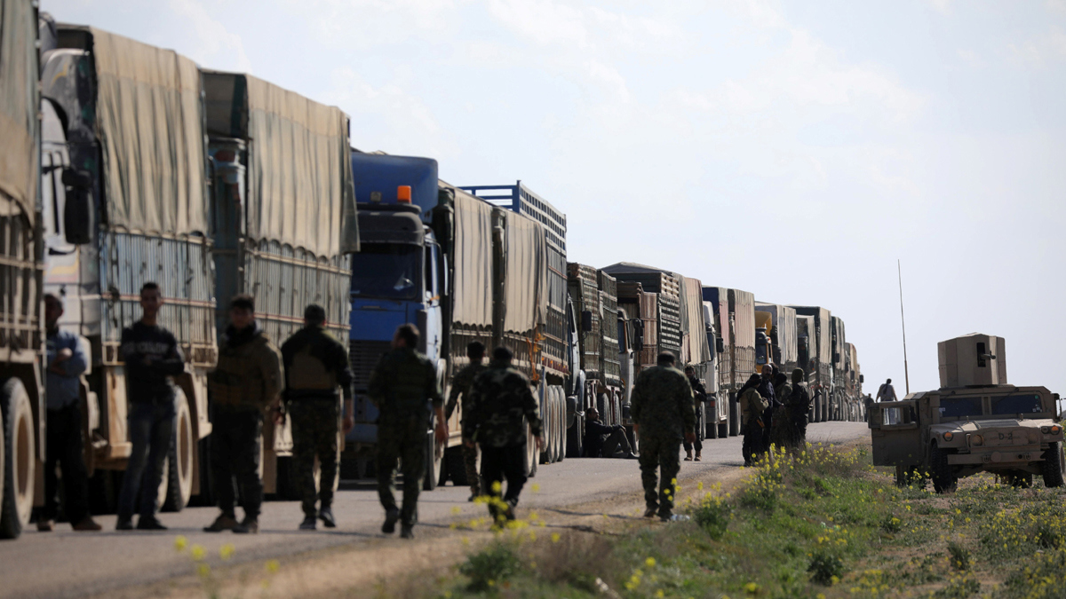 شاحنات تحمل مدنيين تغادر آخر جيب لداعش في شرق سوريا