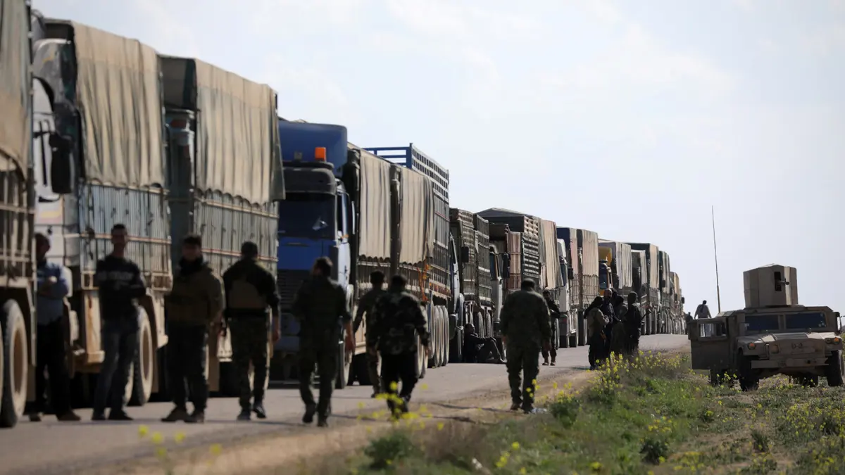 شاحنات تحمل مدنيين تغادر آخر جيب لداعش في شرق سوريا
