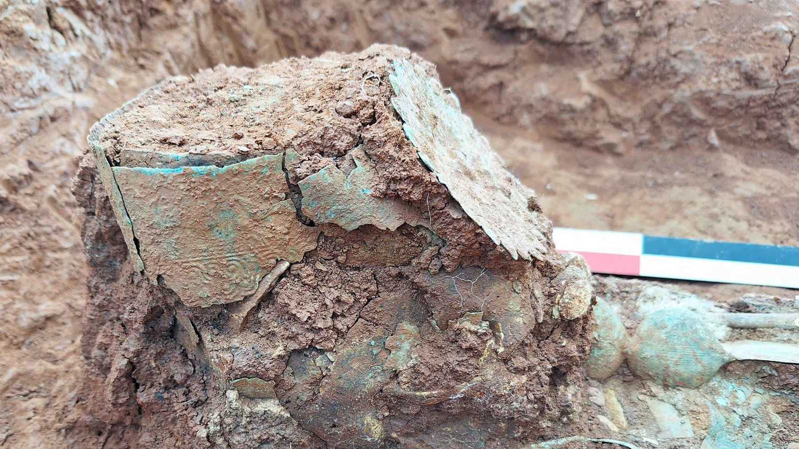 قبر امرأة بتاج مقلوب يذهل علماء الآثار في اليونان (صور)