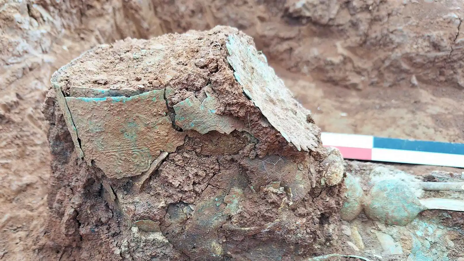 قبر امرأة بتاج مقلوب يذهل علماء الآثار في اليونان (صور)