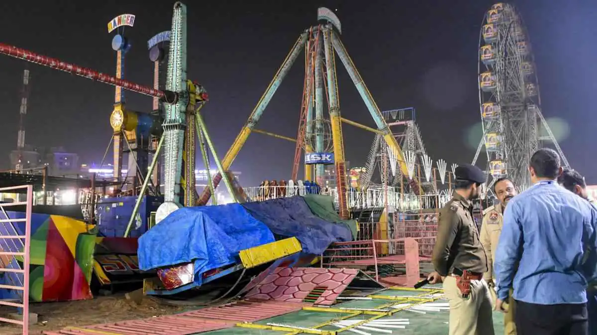 وفاة شخص وإصابة 13 بانهيار لعبة "ملاهٍ" في الهند (فيديو)