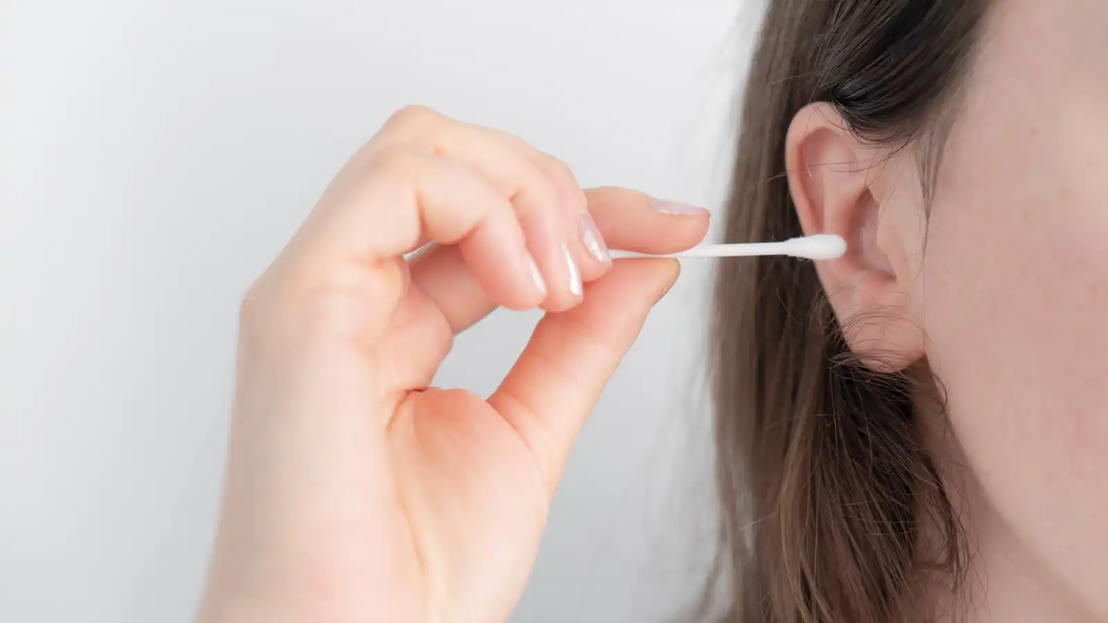 أعواد القطن تهدد صحة الأذن وتزيد مشاكل الشمع