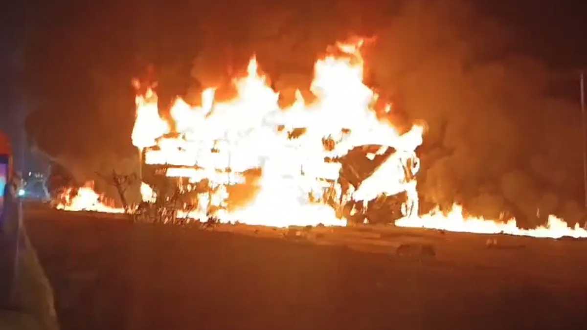 10 قتلى بحريق حافلة مروع في الهند (فيديو)