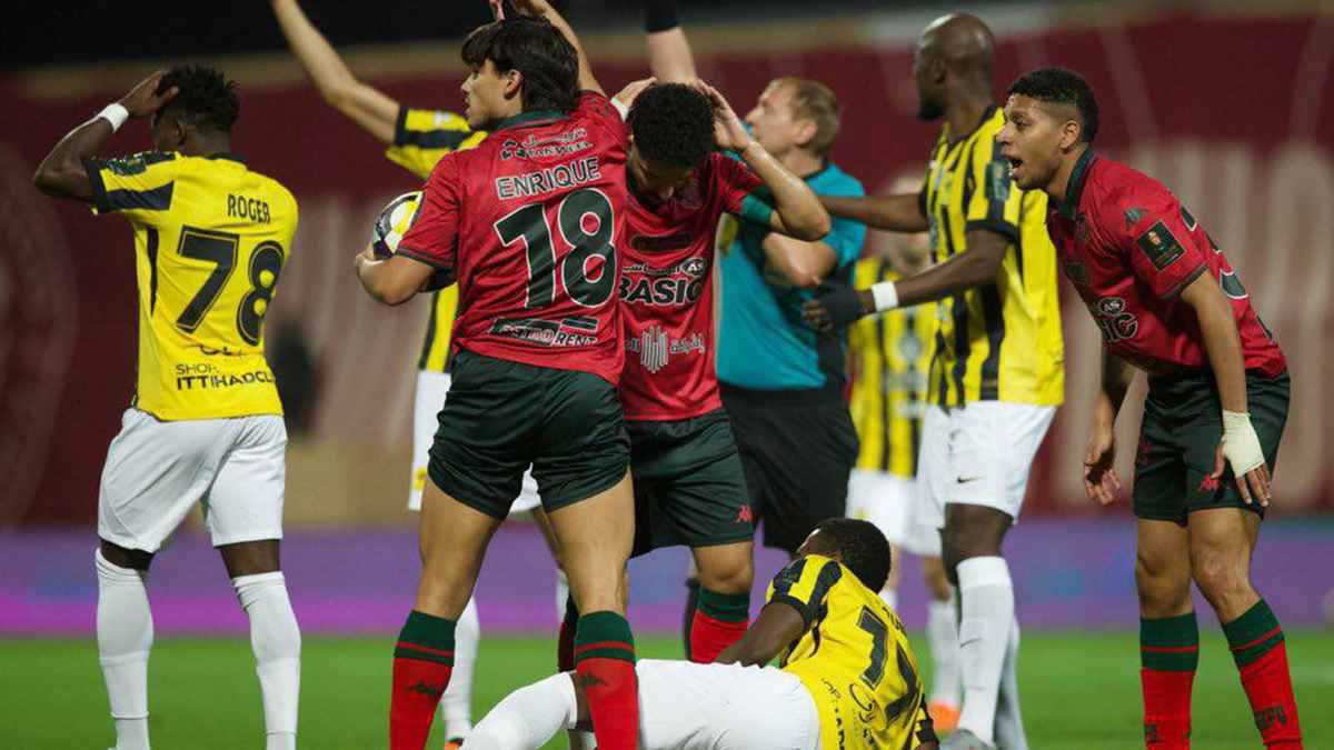 الصدمات تتوالى.. نهاية موسم نجم الاتحاد السعودي بعد إصابته بالرباط الصليبي 