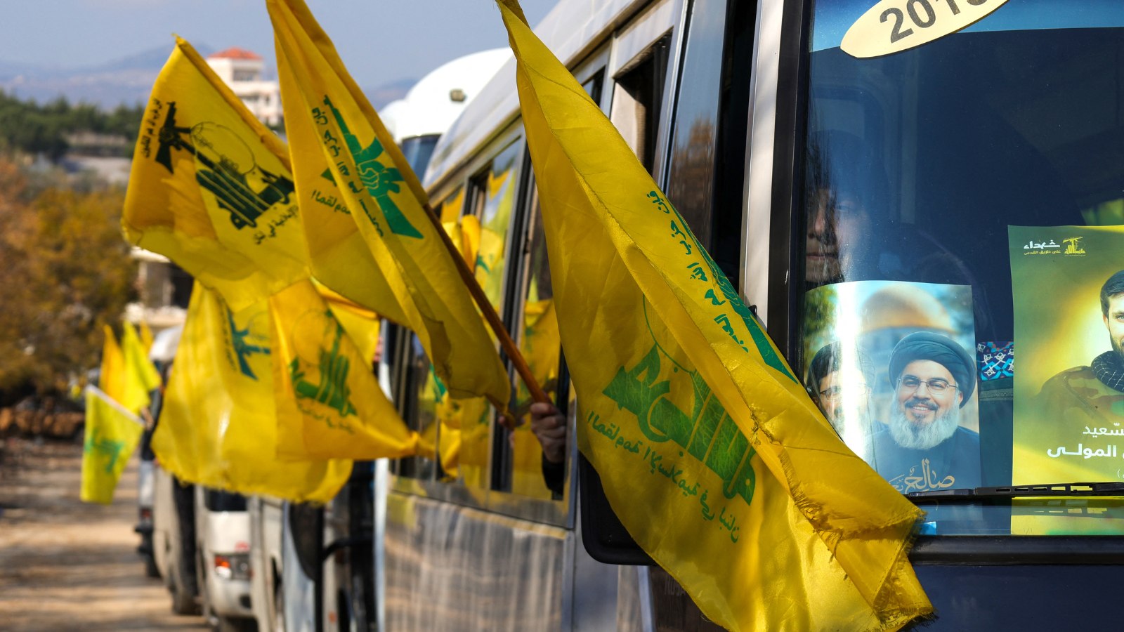 بعد دهسها مشيعين.. أنصار "حزب الله" يحرقون سيارة جنوبي لبنان (فيديو)