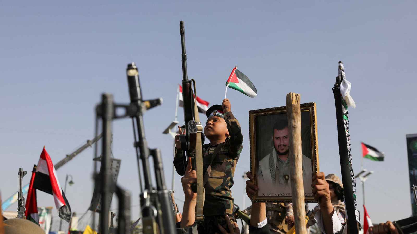 تكرس "الطائفية"... الحوثيون يضيفون مادة مدرسية تقدّس زعيمهم