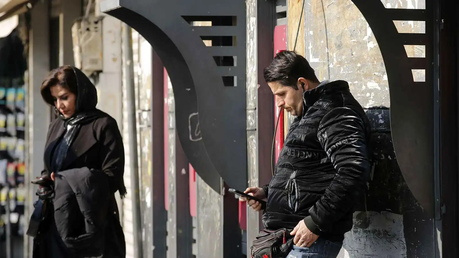 إيران دون إنترنت.. عزلة تحول السكان لـ"سجناء" في حرب بلا معلومة (فيديو إرم)