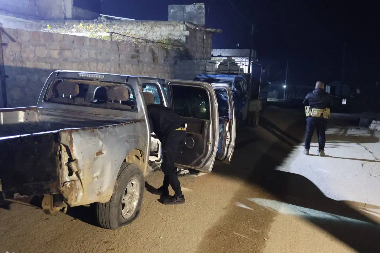 رجال أمن يتفقدون السيارة، التي تعرضت لإطلاق نار