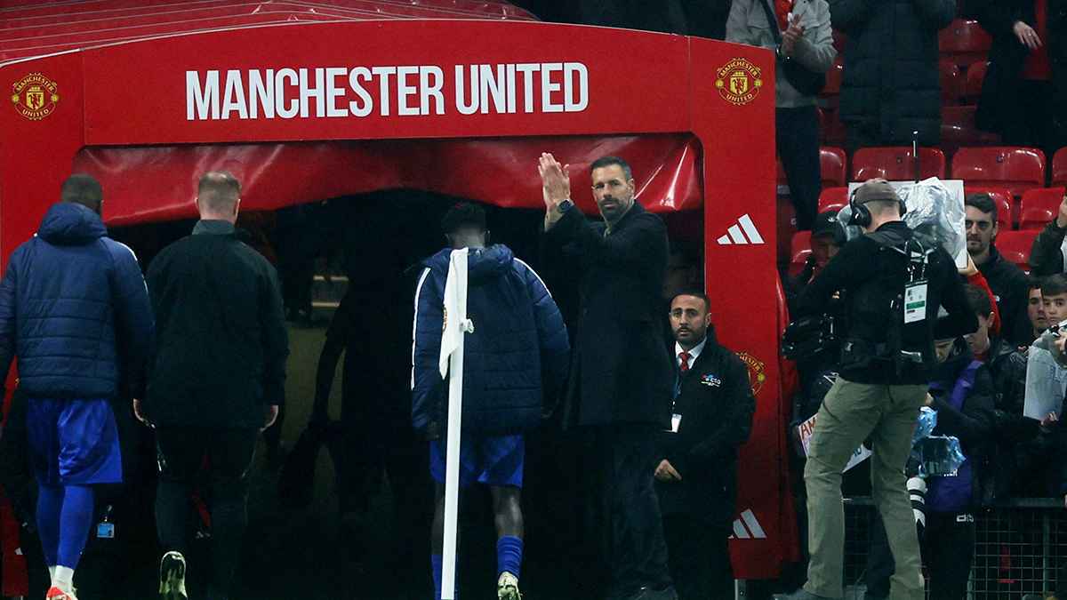 رسميا.. رحيل مدرب مانشستر يونايتد