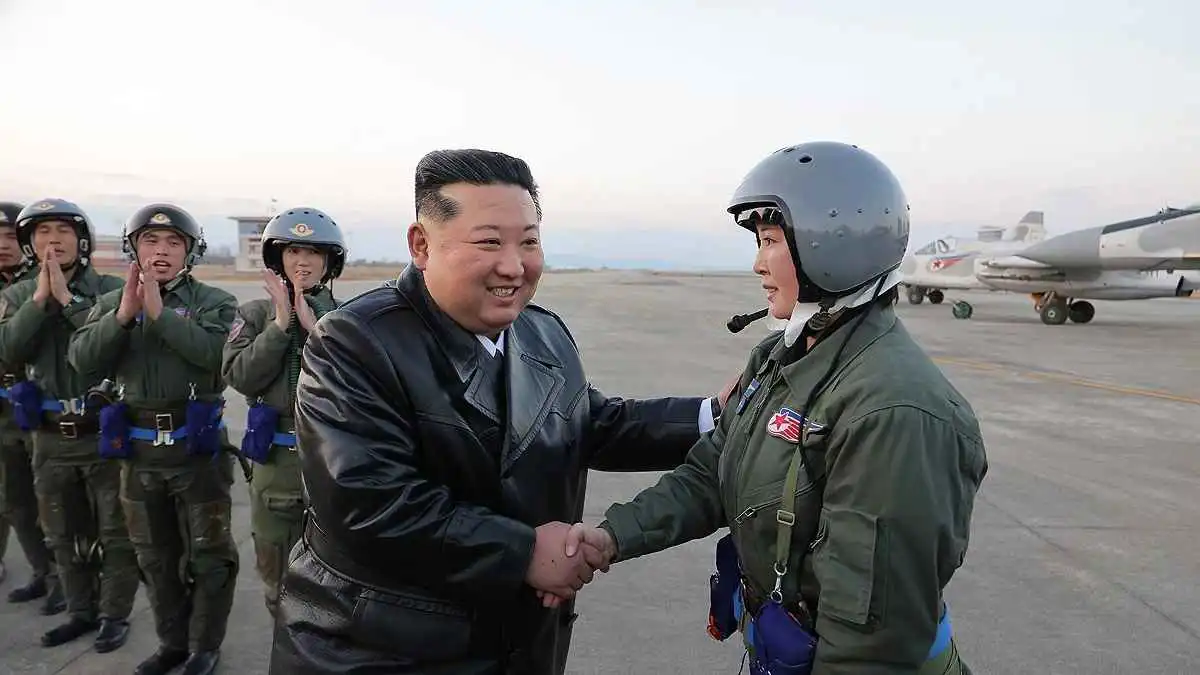 ضمن "الردع النووي".. كيم جونغ يمنح سلاح الجو أصولاً ومهامَّ استراتيجية