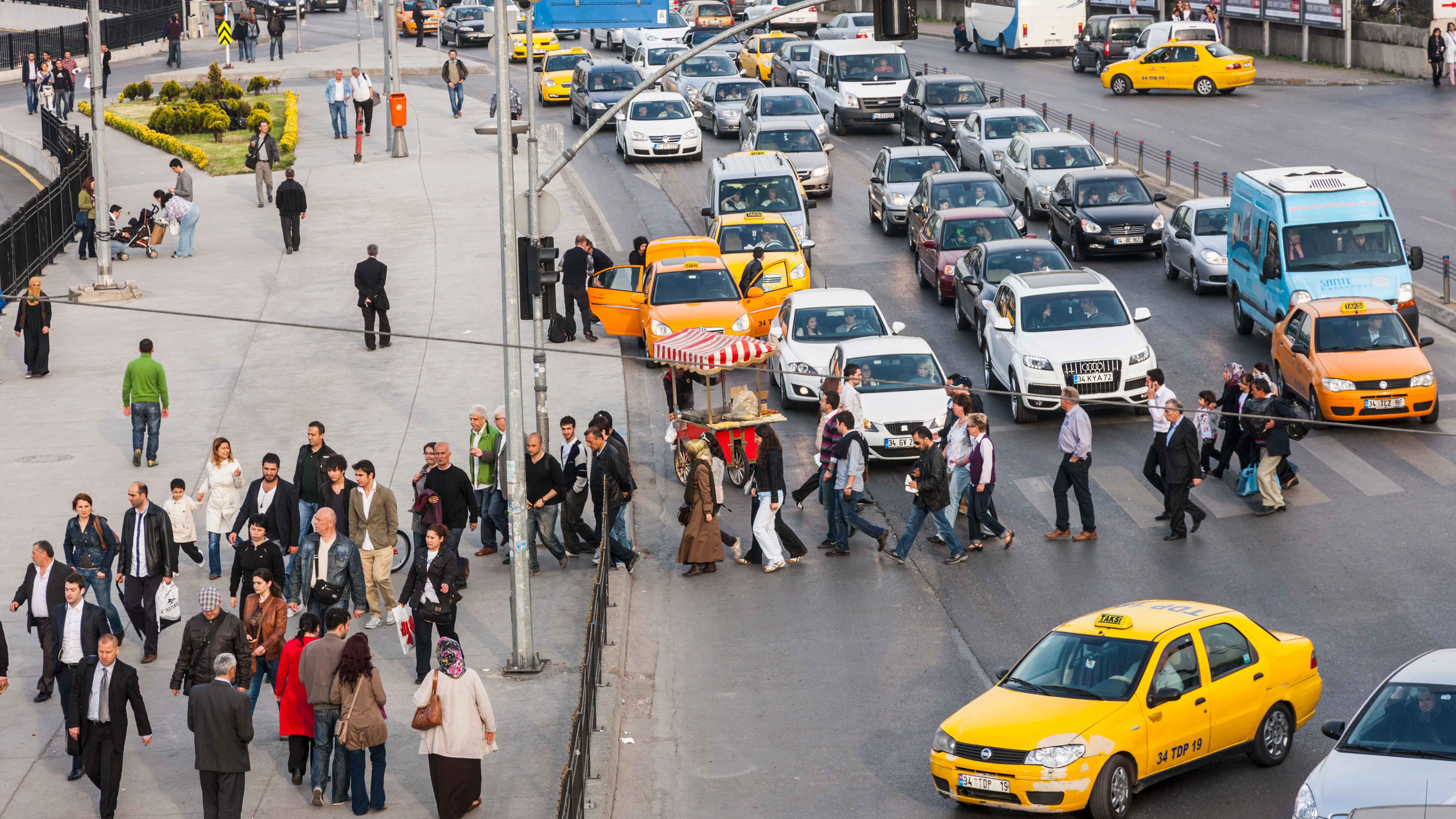 رقصوا وسط الشارع.. موكب زفاف يعطل حركة السير في إسطنبول (فيديو)