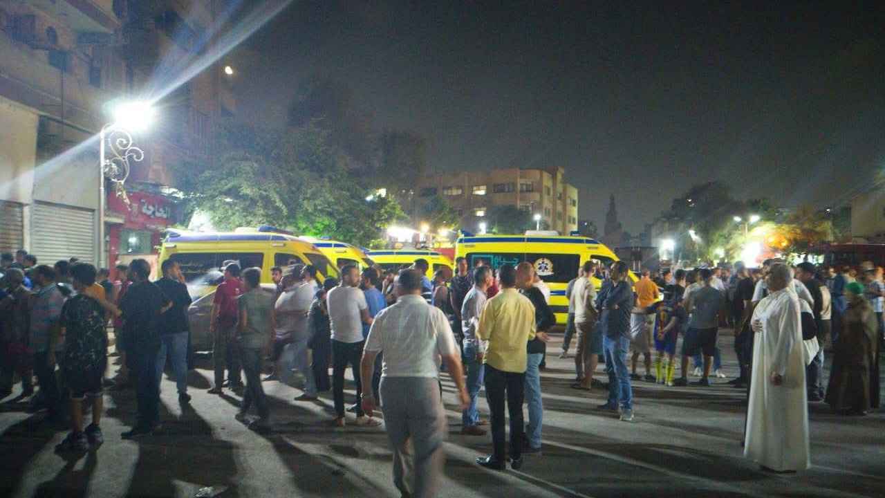 شهد طفولة نور الشريف.. ضحايا بانهيار مبنى بمنطقة تاريخية