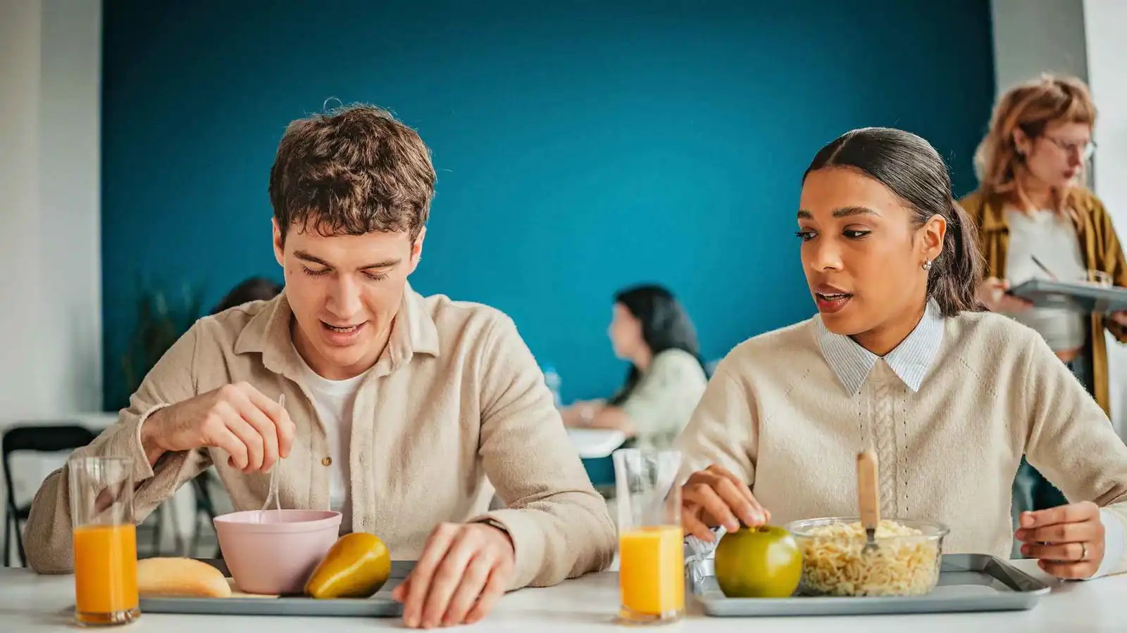 هل يحتاج الرجال لسعرات حرارية أكثر من النساء؟ خبراء يوضحون