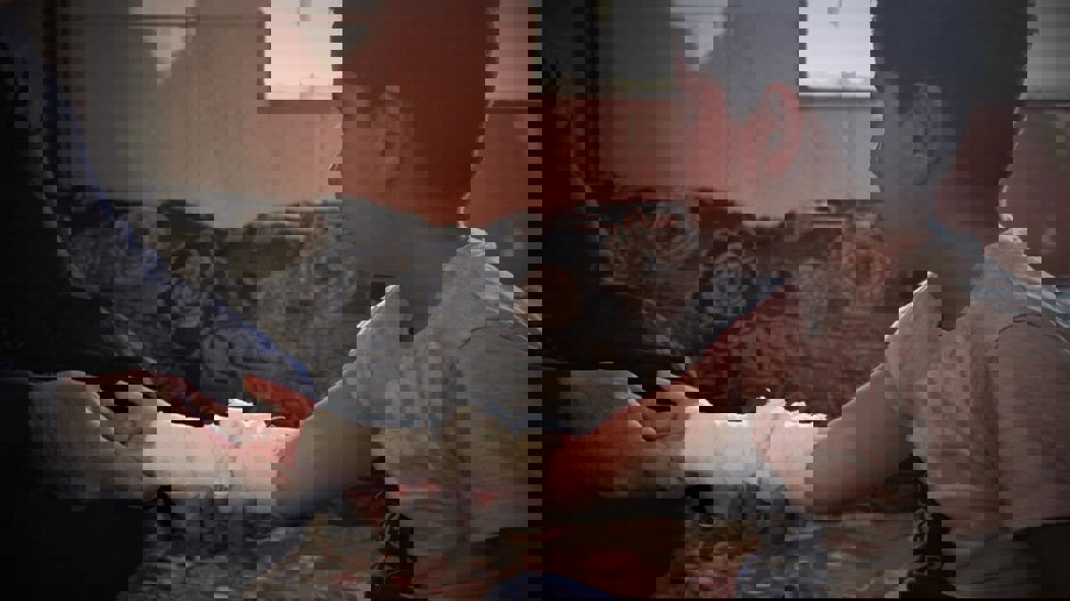 "المجبّر العربي".. مهنة متوارثة تزدهر في شمال شرق سوريا