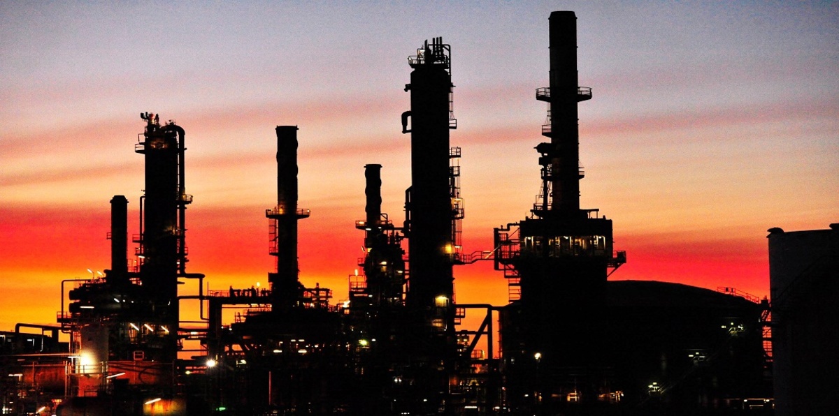 النفط يهبط متأثرًا بمخاوف تخمة المعروض