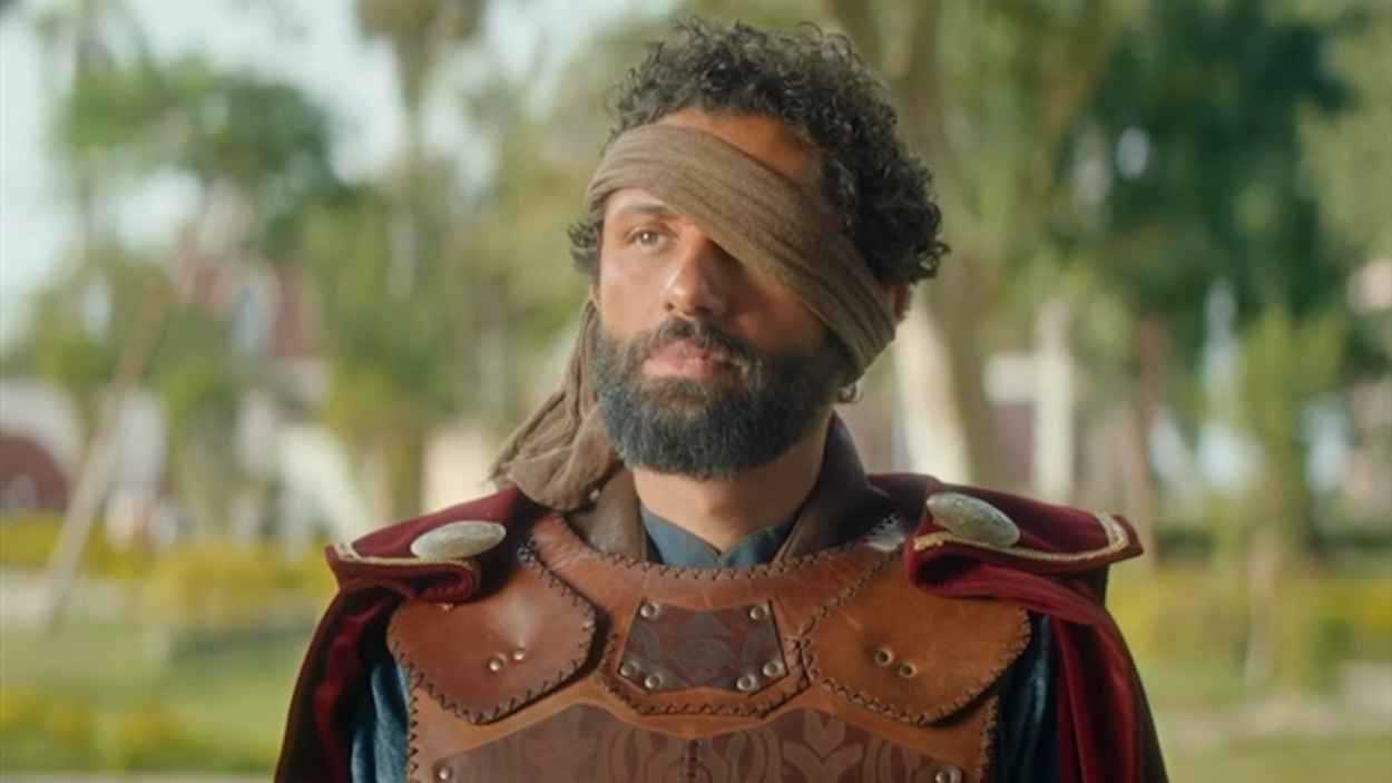 شقيق كريم عبد العزيز يكشف عن معاناة العدسة خلال تصوير "مملكة الحرير"