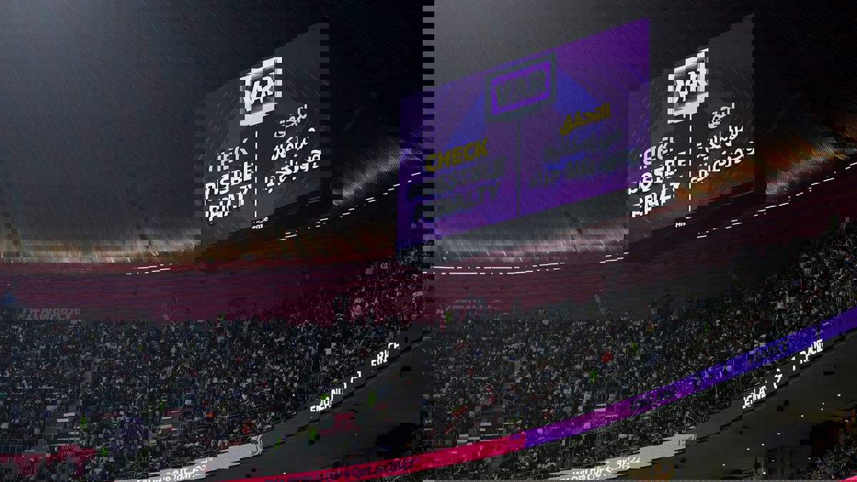 عبر الميكروفون.. IFAB تتيح للجماهير فرصة معرفة قرارات الحكم بعد الرجوع لتقنية الـVAR