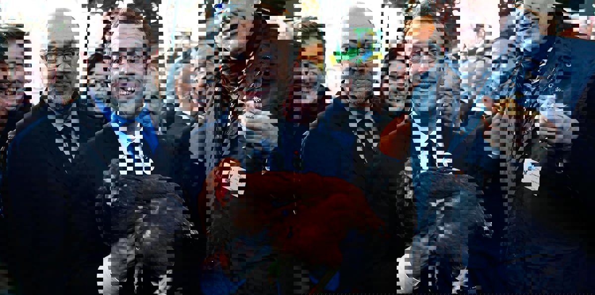 ماكرون يفاجئ فرنسا بتبني "دجاجة"