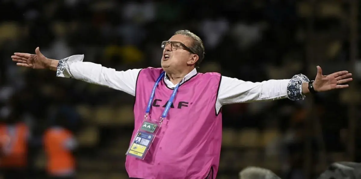 مدرب الجزائر ينتقد التحكيم ويبرر التعادل أمام زيمبابوي