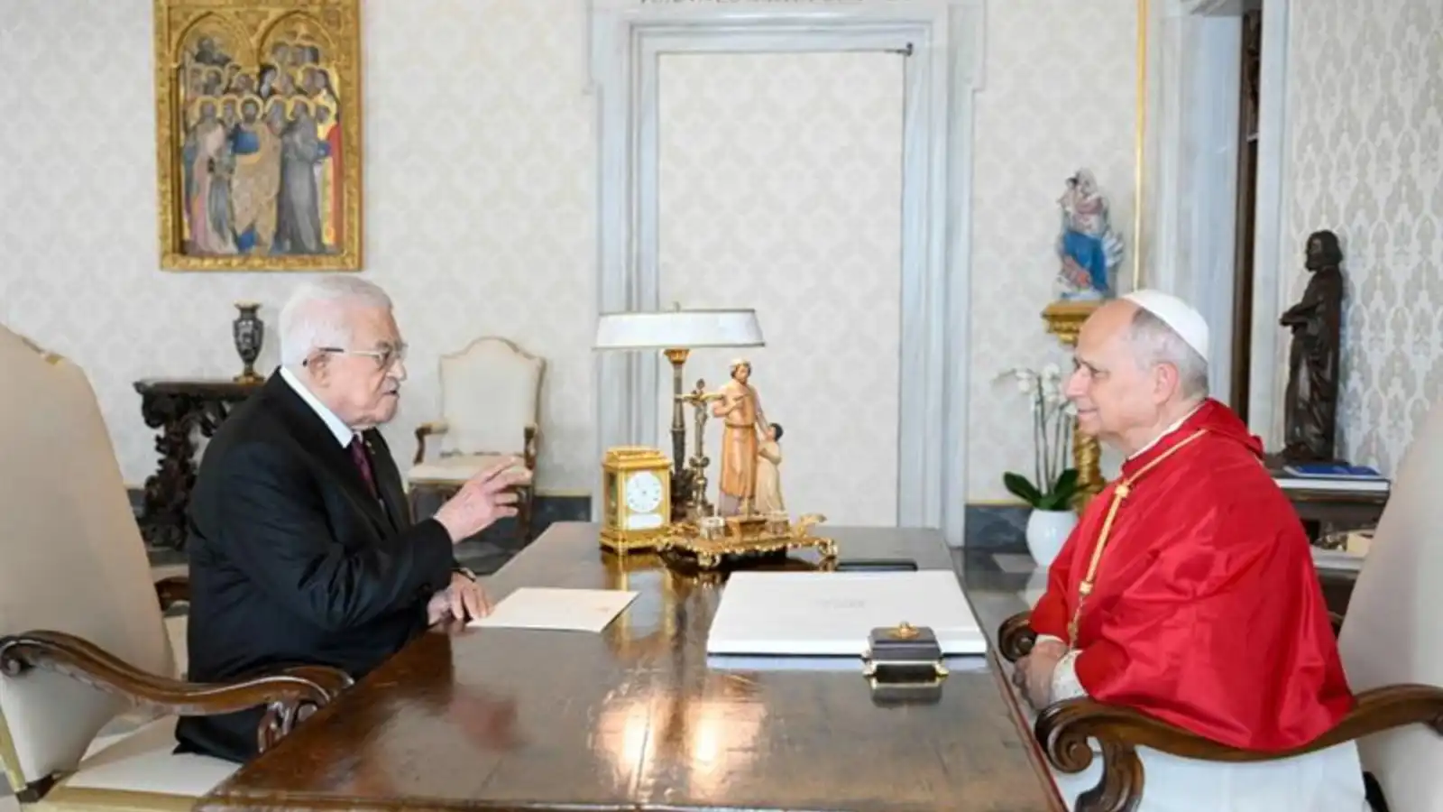 البابا وعباس خلال اللقاء في الفاتيكان