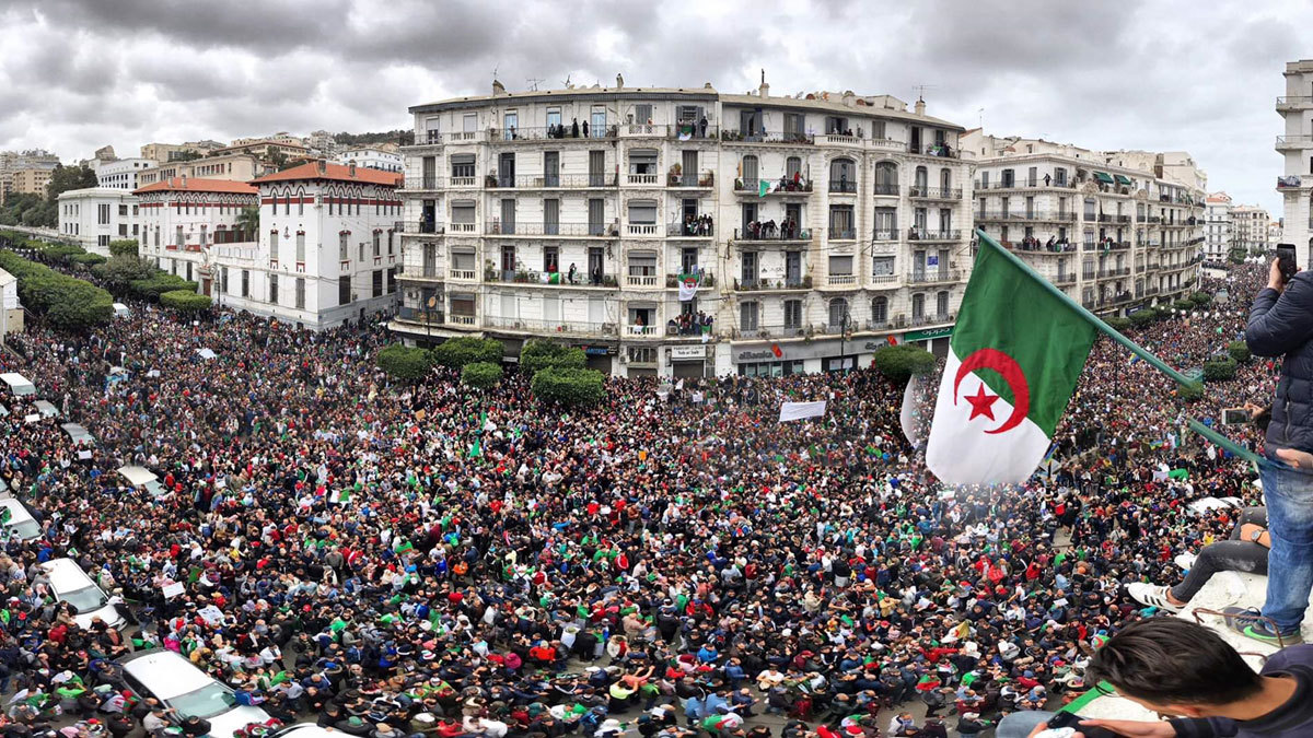 "لوموند": أظهر الجزائريون على نحو مبهر وجميل قوة الاحتجاج السلمي