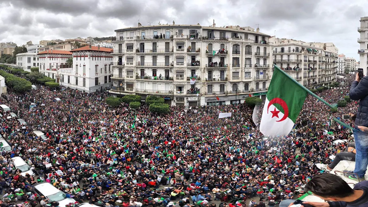 "لوموند": أظهر الجزائريون على نحو مبهر وجميل قوة الاحتجاج السلمي
