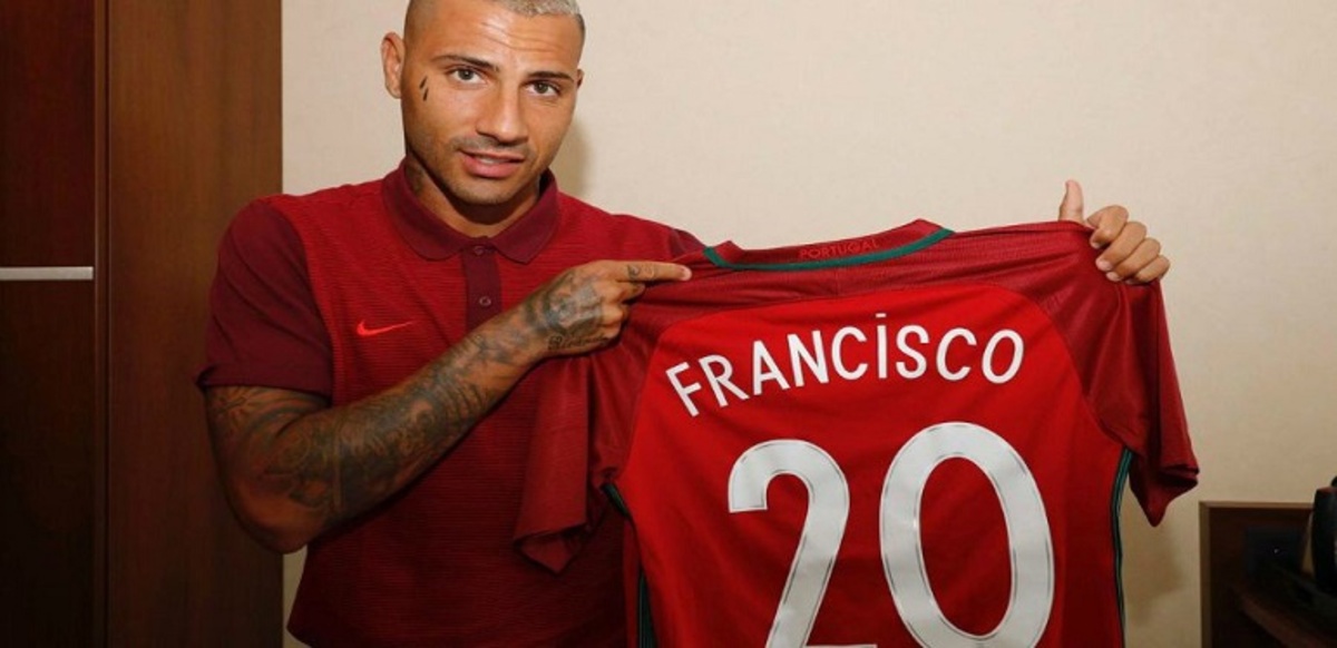 كواريزما يهدي قميص البطولة للبابا فرنسيس