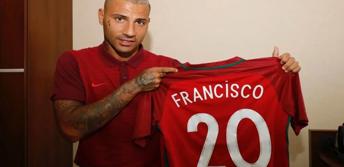 كواريزما يهدي قميص البطولة للبابا فرنسيس