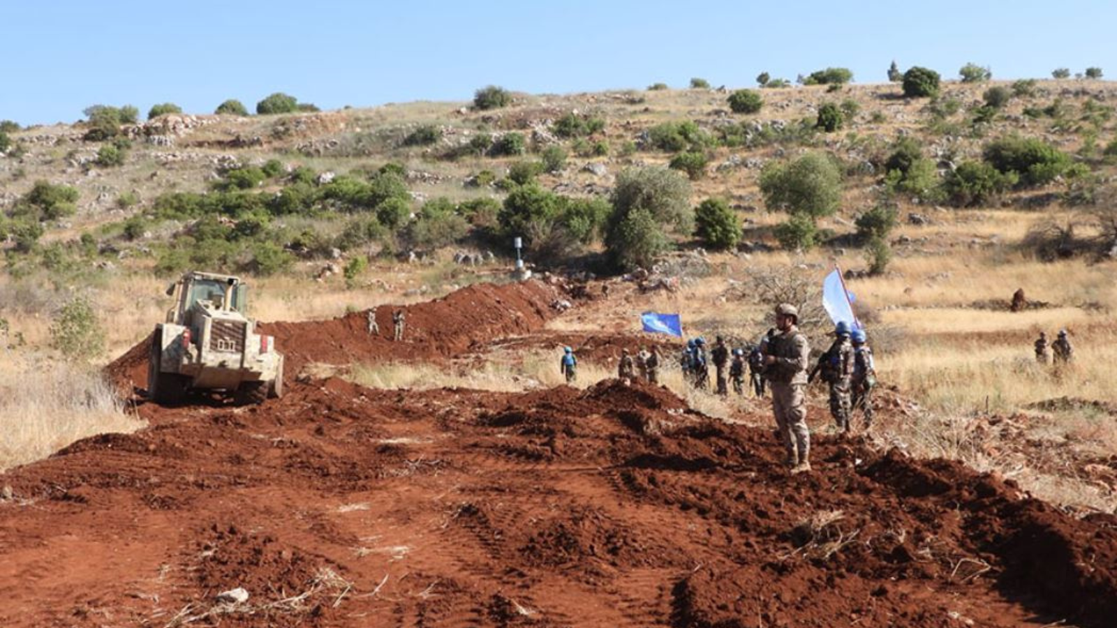 الجيش اللبناني يردم خندقا حفرته القوات الإسرائيلية في الجنوب (صور)
