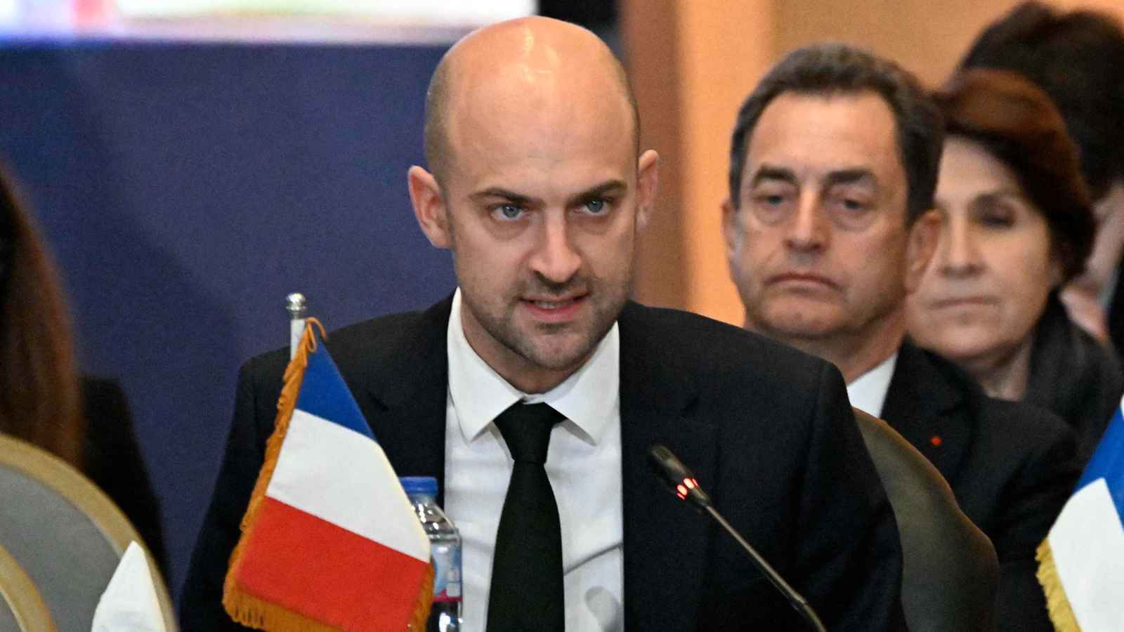 "خطر الاعتقال التعسفي".. فرنسا تحذر مواطنيها من السفر إلى إيران