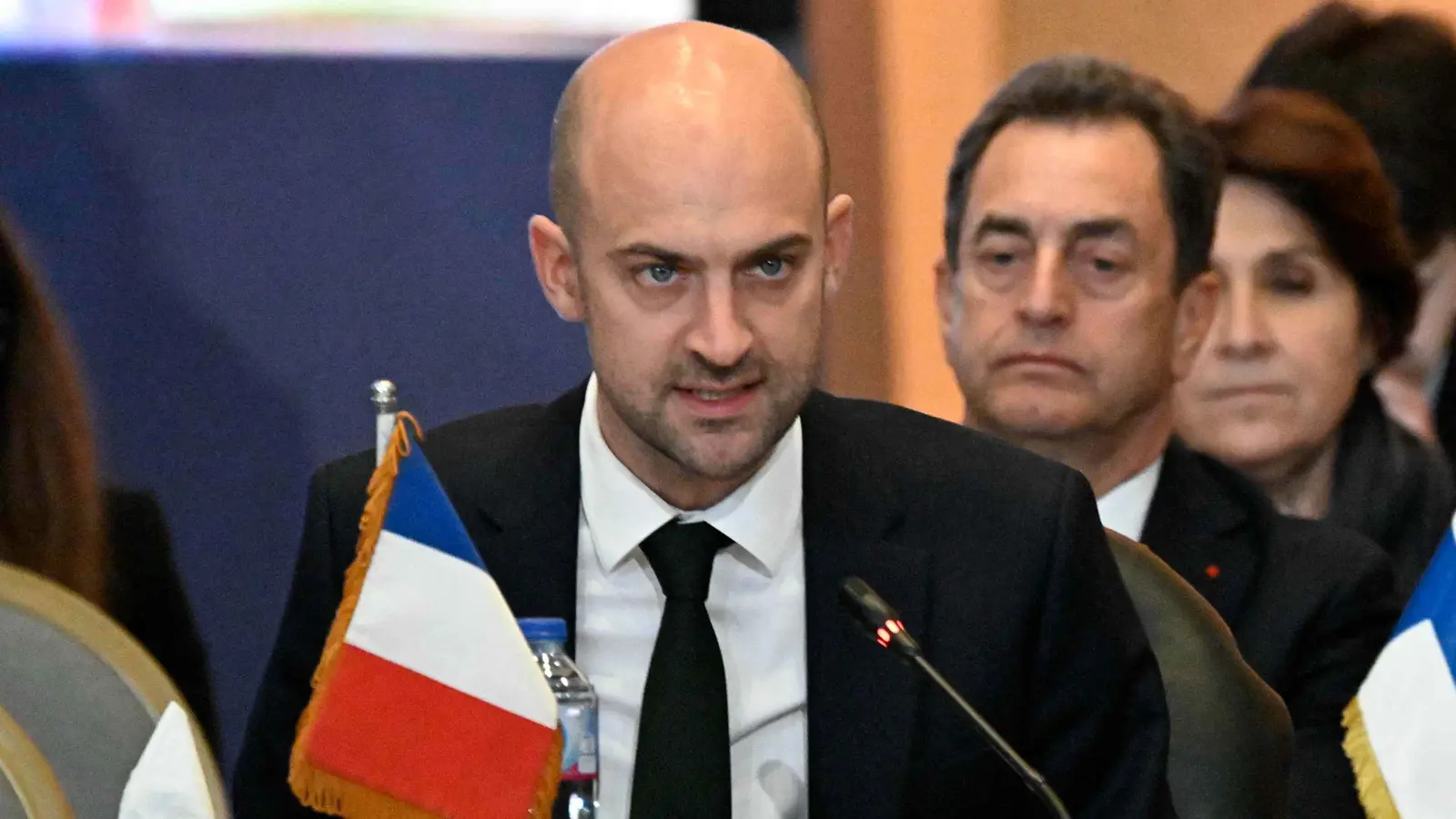 "خطر الاعتقال التعسفي".. فرنسا تحذر مواطنيها من السفر إلى إيران