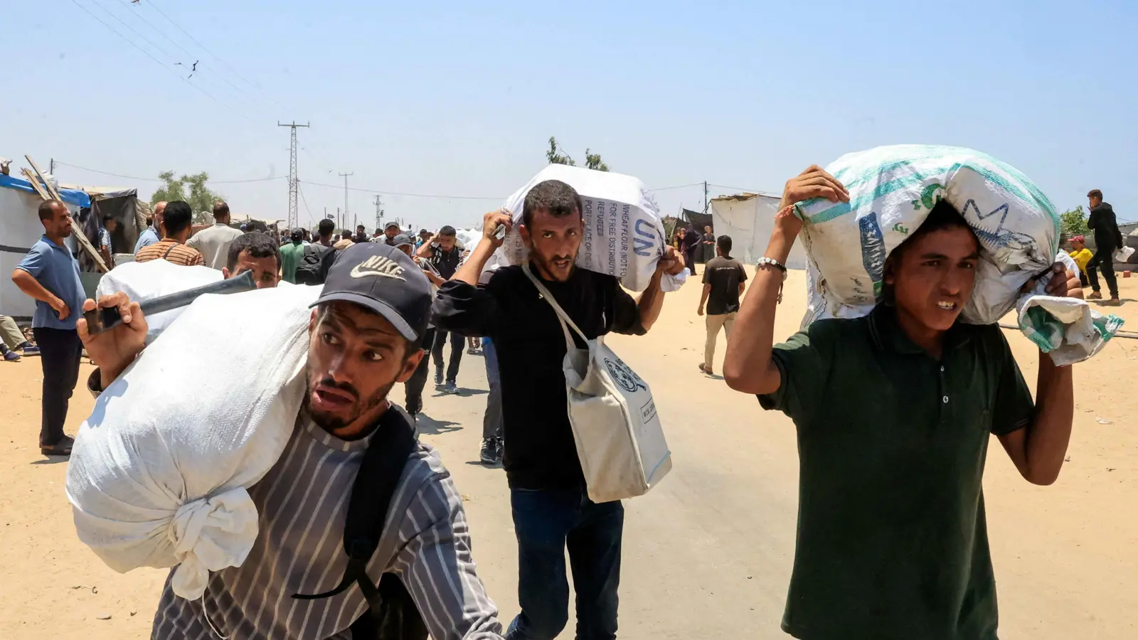 نقص حاد في الطحين.. عصابات وجوعى يستولون على الإمدادات في غزة