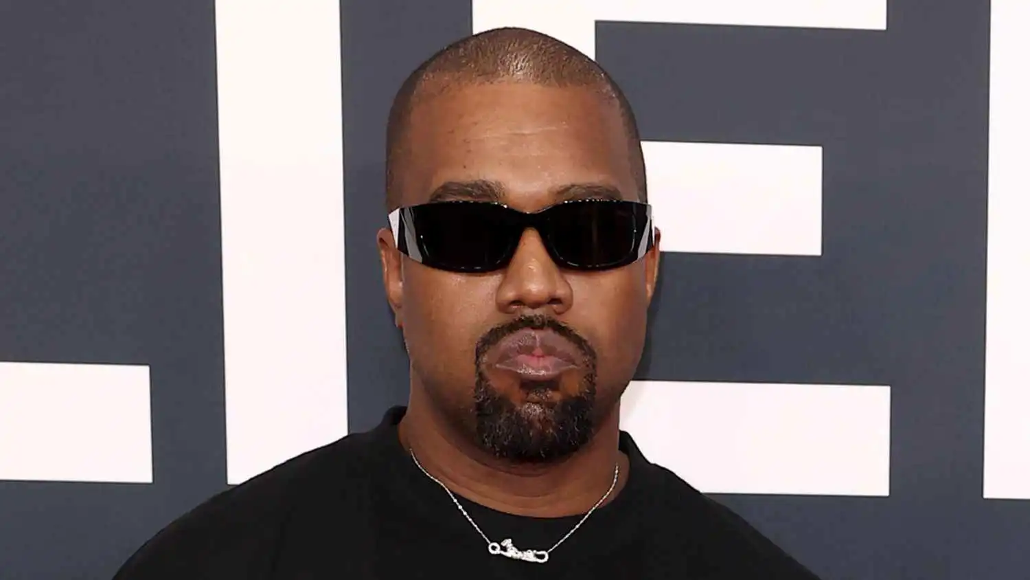 غضب واسع من مشاركة "كانييه ويست".. مهرجان بريطاني يواجه انتكاسة