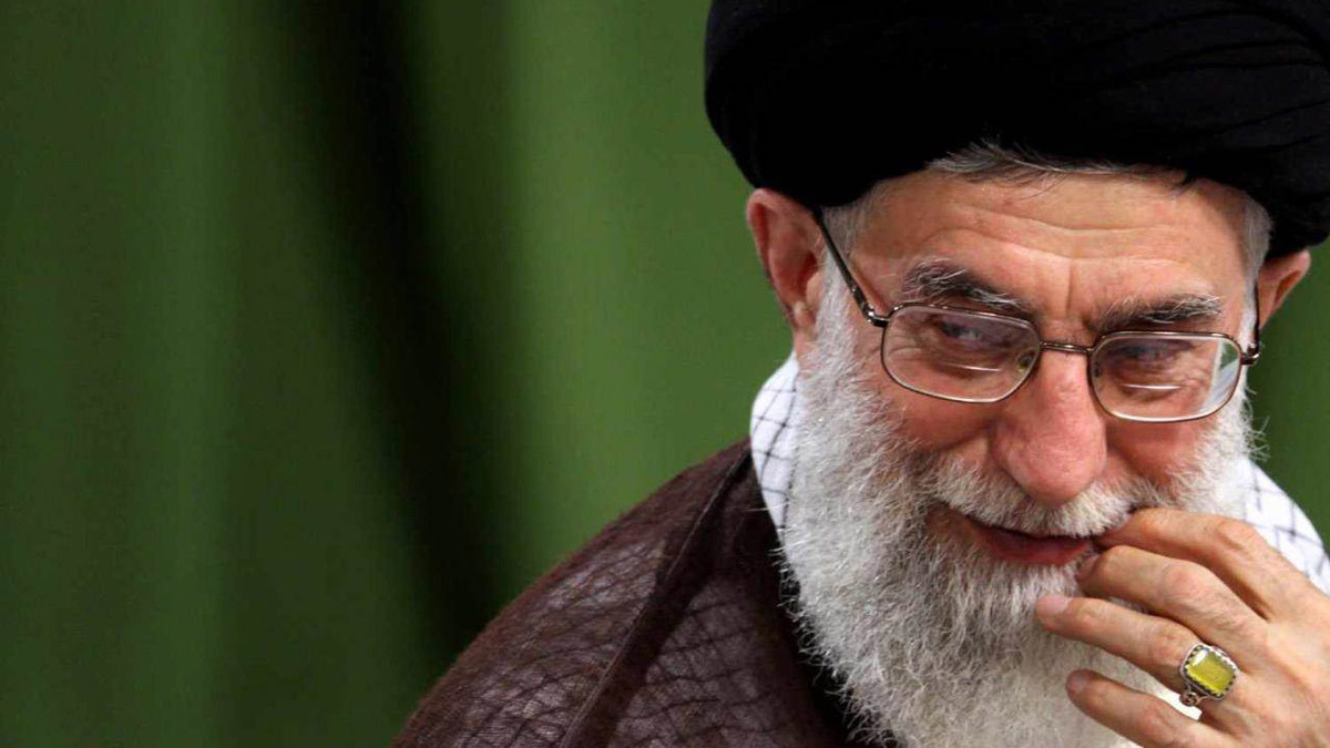 الحرس الثوري يدعو لمحاكمة ناشط كشف حجم النفوذ المالي لخامنئي