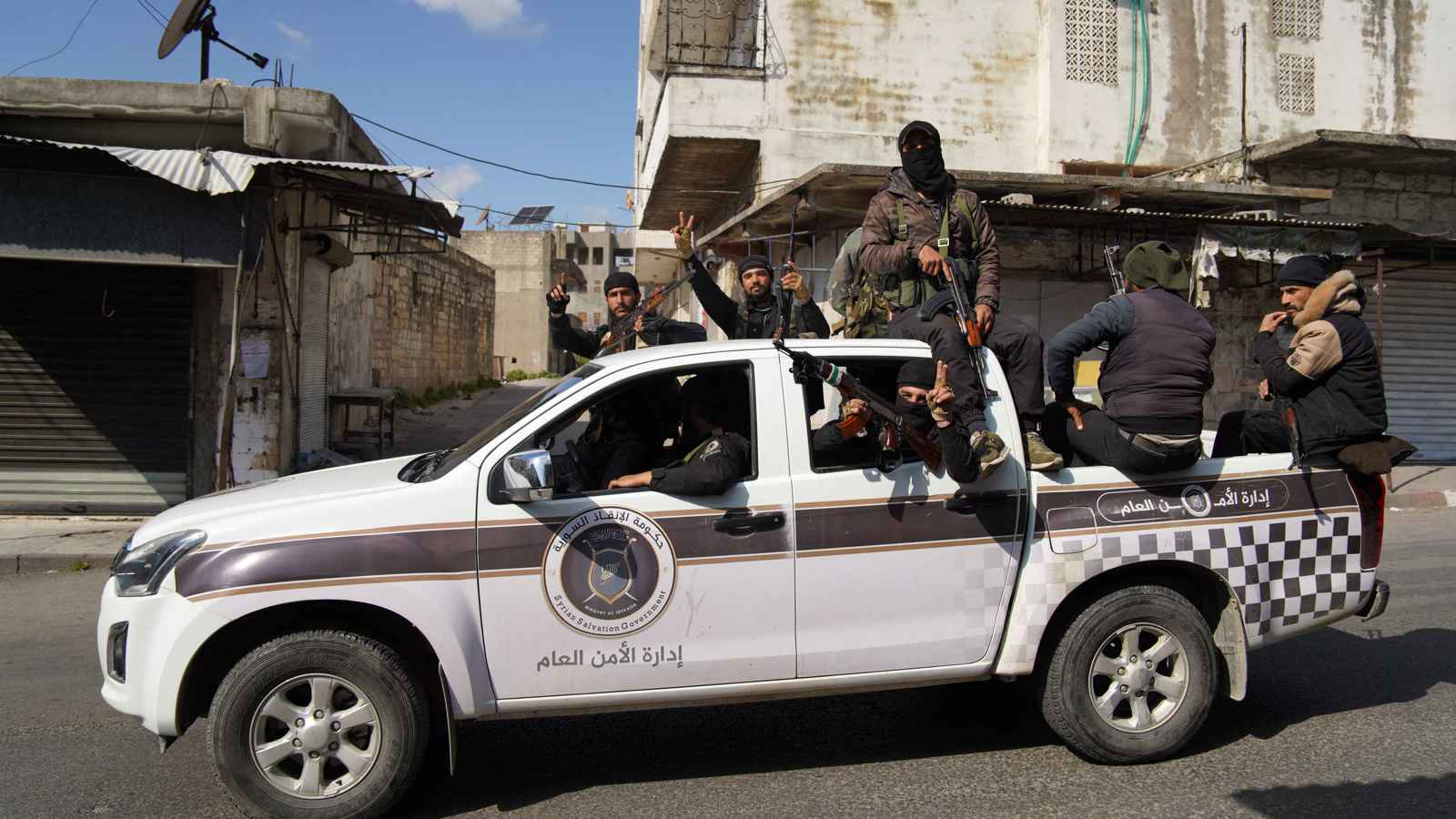 "رصاص الثأر" يُسقط 6 جرحى باشتباكات في دير الزور السورية (فيديو)