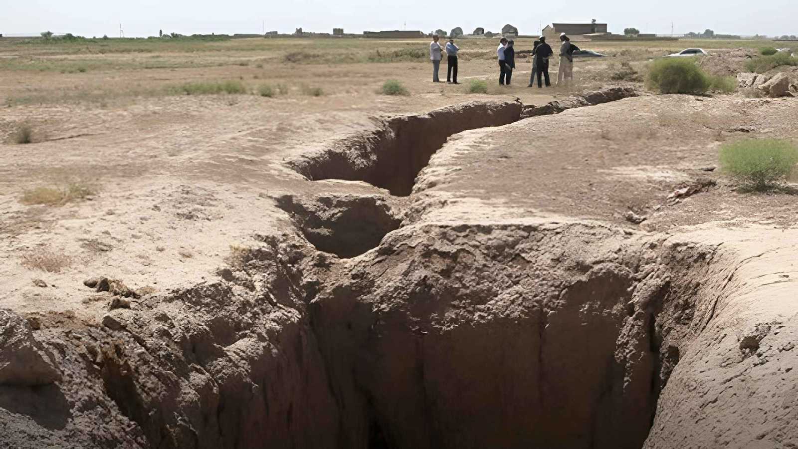 "الهبوط الأرضي".. ظاهرة خطيرة متسارعة تهدد حياة السكان في إيران