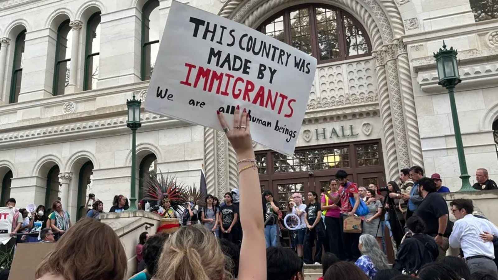 تكساس.. طلبة مدارس ثانوية يحتجون على ترحيل المهاجرين