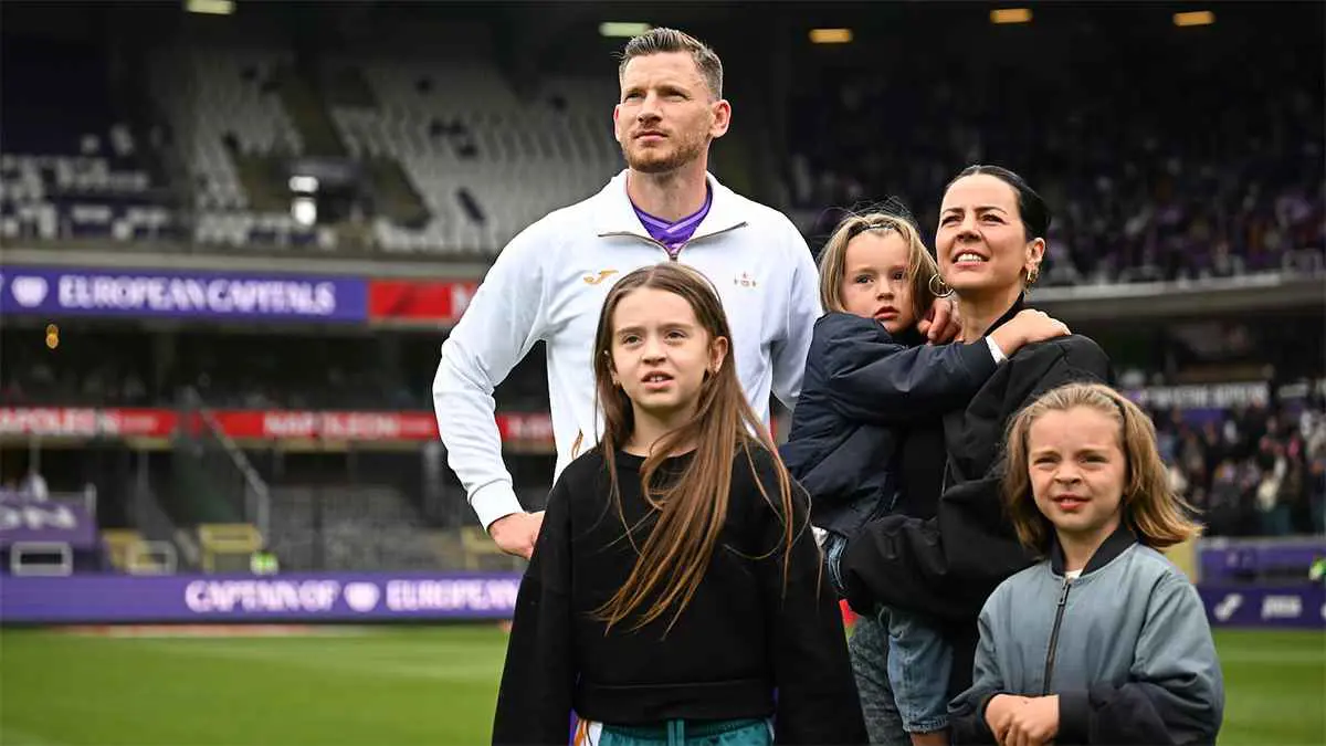 عانقها بشدة.. ابنة أسطورة بلجيكا تجري آخر تغيير في مسيرته (فيديو)