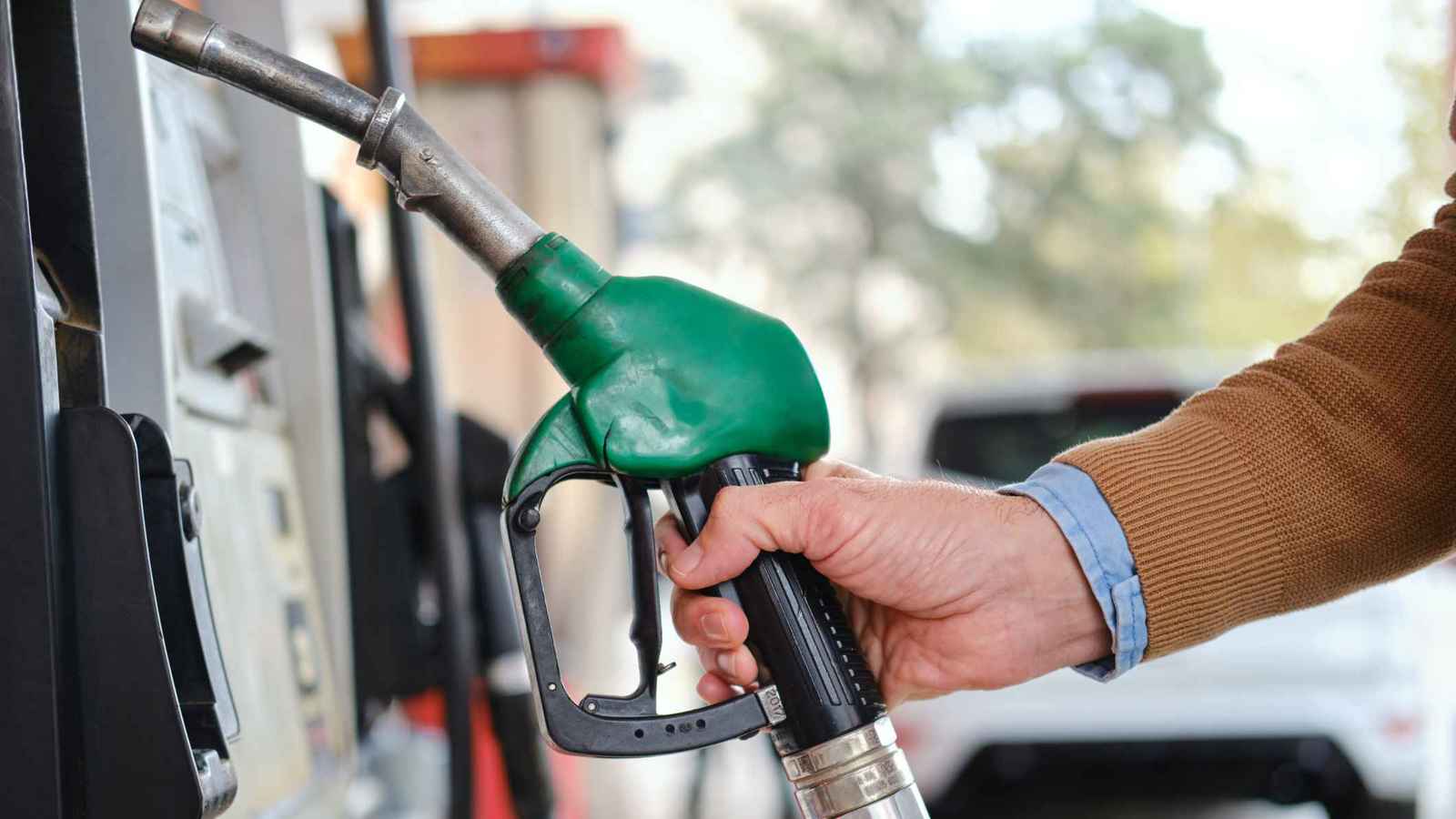 سافر 300 كم قبل أن يلاحظ أنه نسي زوجته في محطة الوقود