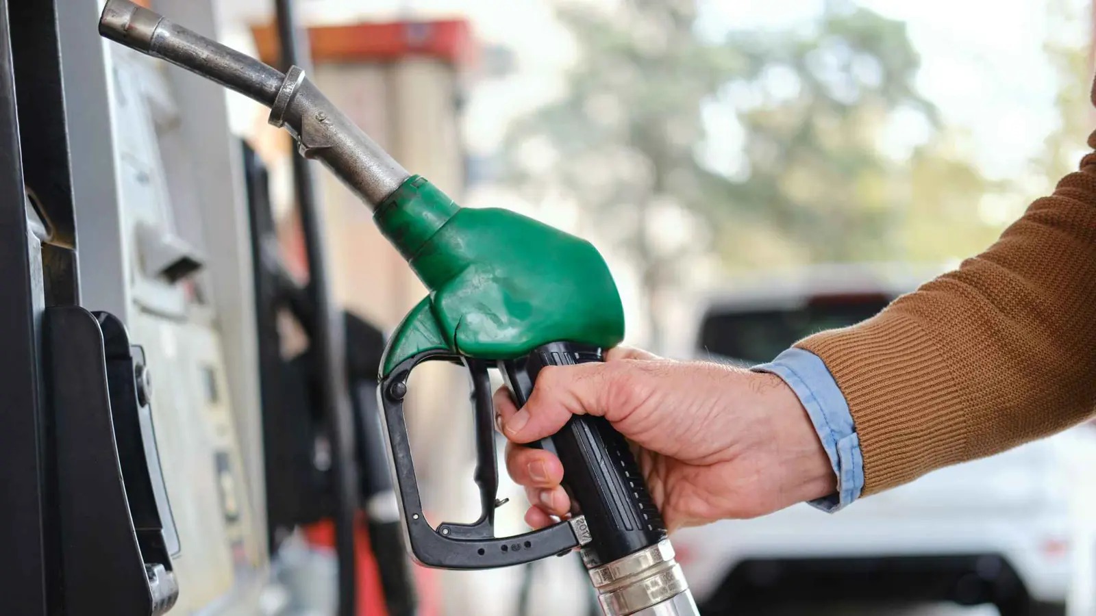 سافر 300 كم قبل أن يلاحظ أنه نسي زوجته في محطة الوقود