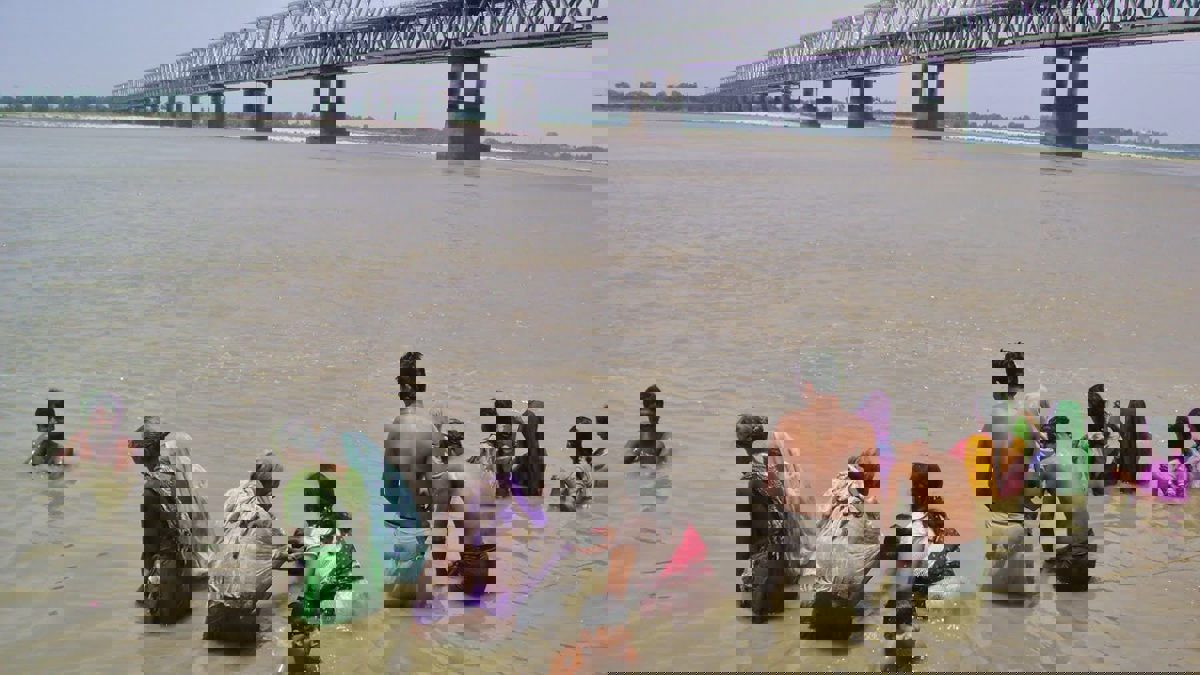 ساحر هندي مفقود بعد فشله في التحرر من سلاسل بنهر الغانج‎ 