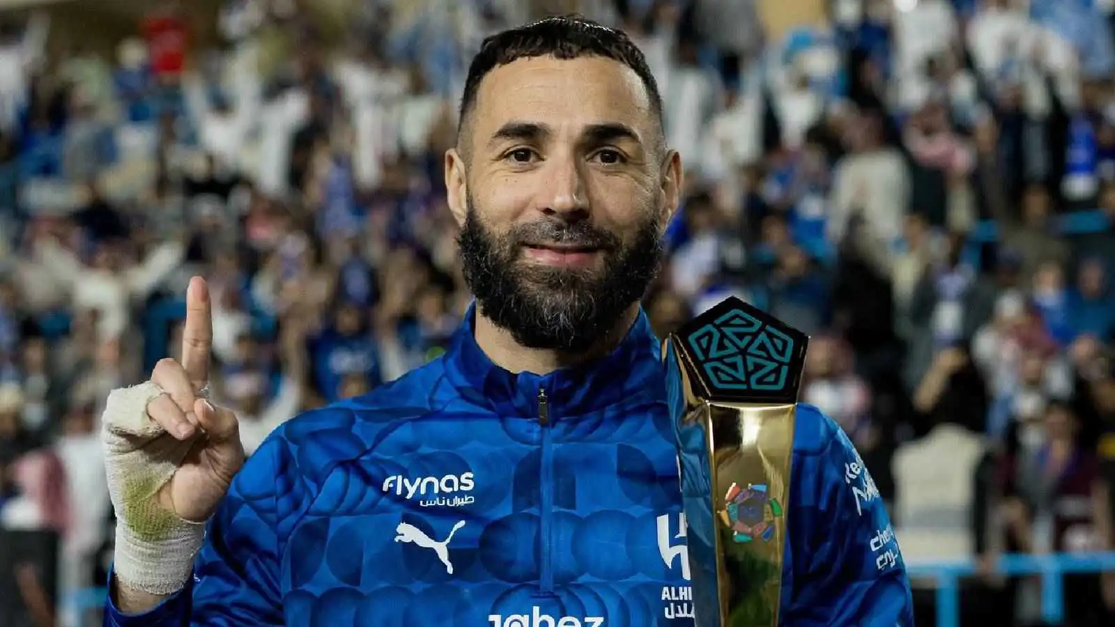 أيقونية.. ما سر ربطة يد كريم بنزيما الأشهر على الإطلاق؟