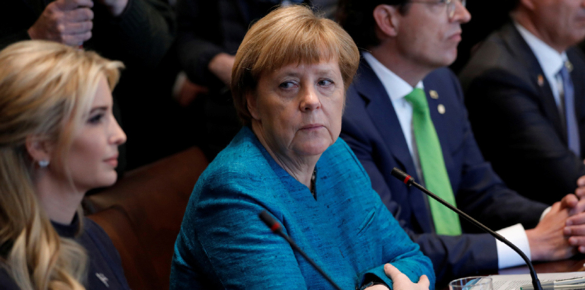 بالصور.. شاهد كيف نظرت ميركل لابنة ترامب في البيت الأبيض؟