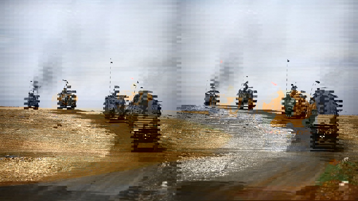 الجيش التركي يرسل تعزيزات إضافية لوحداته على الحدود مع سوريا‎ (فيديو)