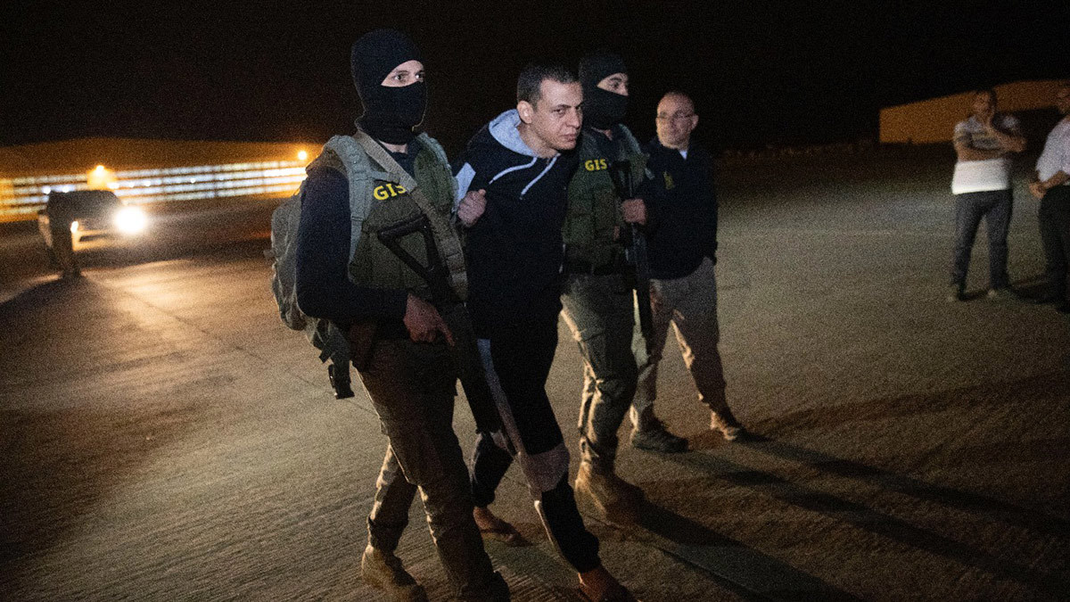 هشام عشماوي يغيب عن أولى جلسات محاكمته